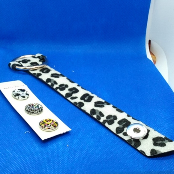 8 inch animal print snap button bracelet - Picture 1 of 4